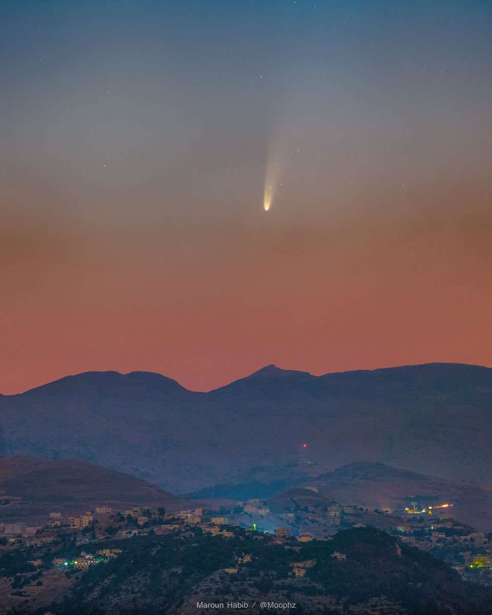 La comète Neowise, capturée au-dessus du Liban juste avant le lever du Soleil © Maroun Habib (Moophz)