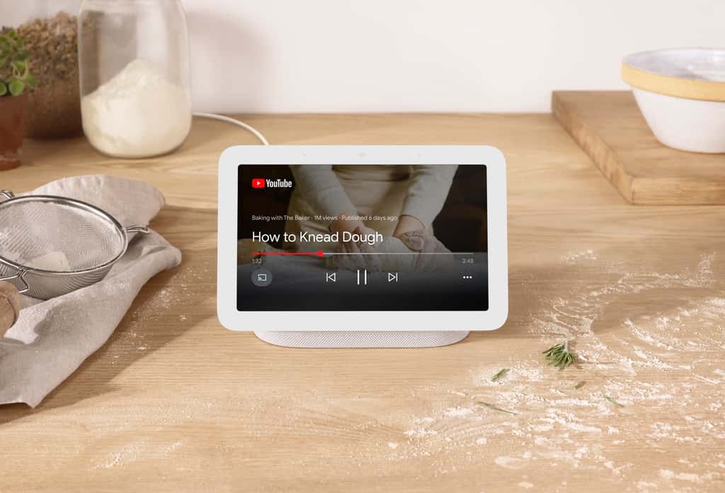 Pour les recettes de cuisine, le cadre affiche YouTube, et grâce au capteur de mouvements, plus besoin de mettre les doigts pleins de farine sur l'écran. © Google