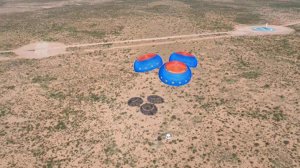 Retour sur la terre ferme du New Shepard, après un test d'éjection d'urgence de la capsule de l'étage propulsif en plein vol. © Blue Origin