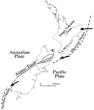 La faille alpine traverse l’île sud de la Nouvelle-Zélande et marque la frontière entre deux plaques de croûte continentale, la pacifique et l’australienne, qui glissent plus ou moins l’une contre l’autre. © Université d’Otago