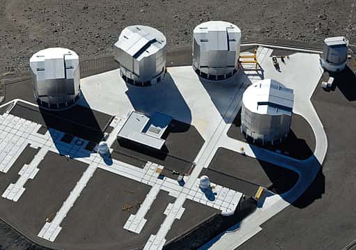 Les quatre télescopes du VLT, de 8,2 m de diamètre chacun, forment ensemble l’équivalent d’un miroir de 16,4 m. © ESO, G. Hüdepohl, Wikimedia Commons, CC by-sa 4,0