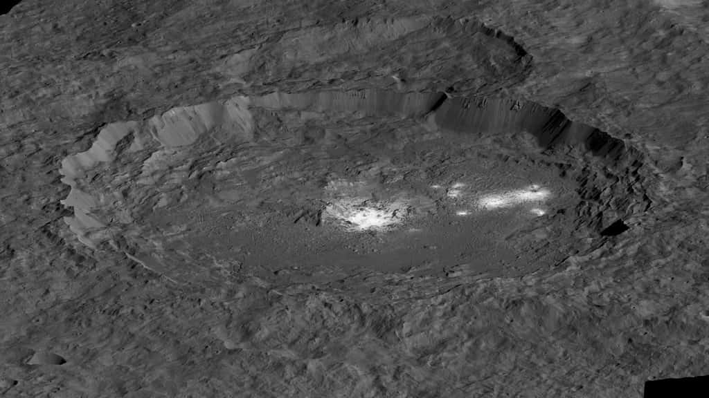 Le cratère Occator et ses mystérieuses taches blanches, dont on suppose qu'il s'agit de sel ou d'ammoniac. © Nasa/JPL-Caltech/UCLA/MPS/DLR/IDA