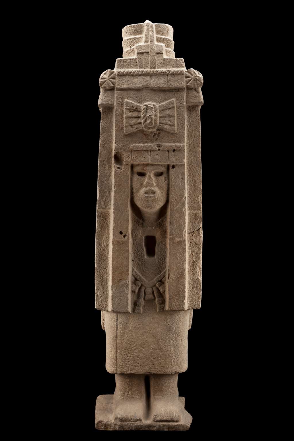 Cette statue de femme associée à la divinité aztèque Chicomecóatl est un exemple du syncrétisme culturel qui se joue dans le golfe du Mexique. Elle provient de la cité multiculturelle de Castillo de Teayo, qui abrita des Huastèques, des Totonaques et des Nahuas, et connut la domination aztèque. © <em>D.R. Secretaría de Cultura-INAH </em>/<em> Archivo Digital de las Colecciones del Museo Nacional de Antropología-Inah-Canon</em>, Jesus Valdovinos Alquicira, reproduction autorisée par <em>Instituto Nacional de Antropología e Historia</em>, México