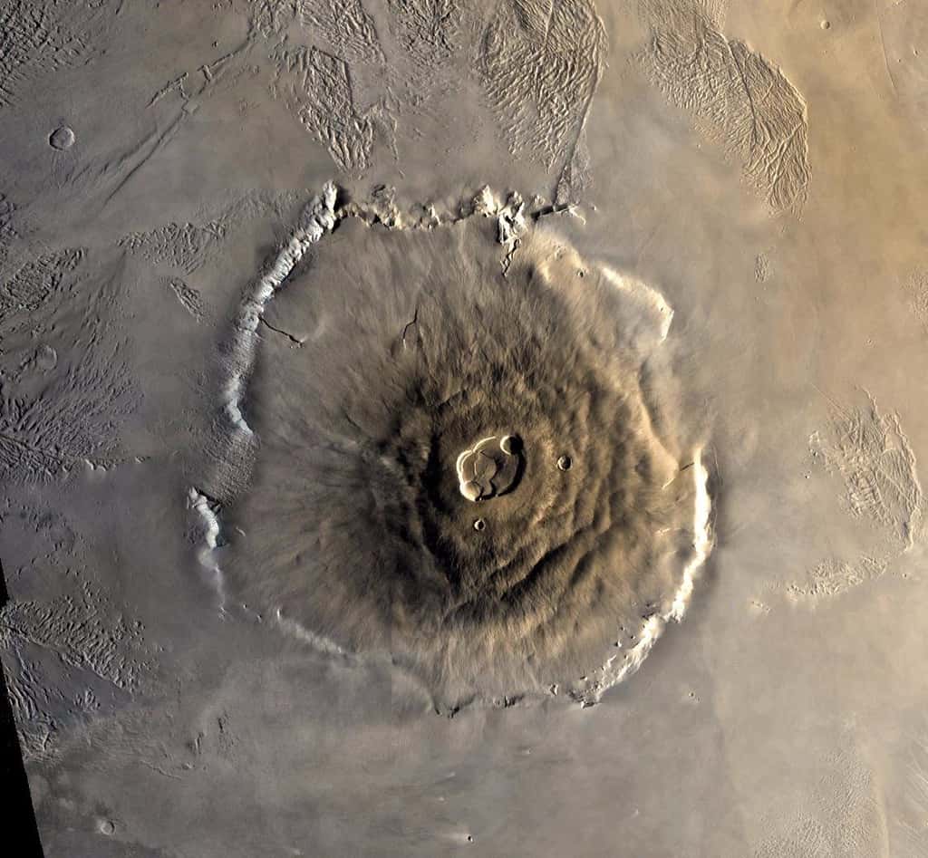 Le plus grand volcan du Système solaire : le mont Olympe (21 km d’altitude) dépeint par Viking Orbiter 1 en 1978 (image mosaïque). © Nasa, JPL
