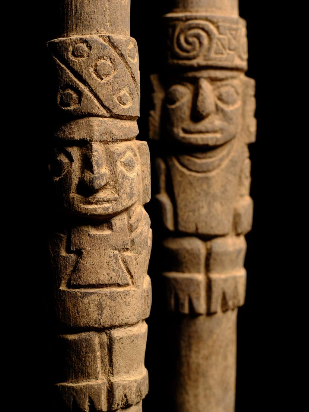 Deux sceptres finement ciselés représentant des divinités andéennes et des dignitaires huaris, trouvés à l'entrée du cimetière. © PUCP <em>Archaeology Program « Valley of Pachacámac »</em>, ed. M. Giersz, CC by-sa 4.0