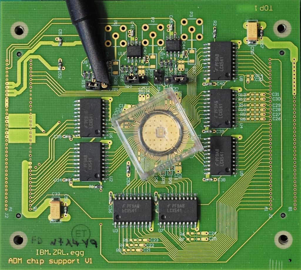 Le circuit expérimental avec la mémoire résistive à changement de phase, au centre. © IBM Research Zürich