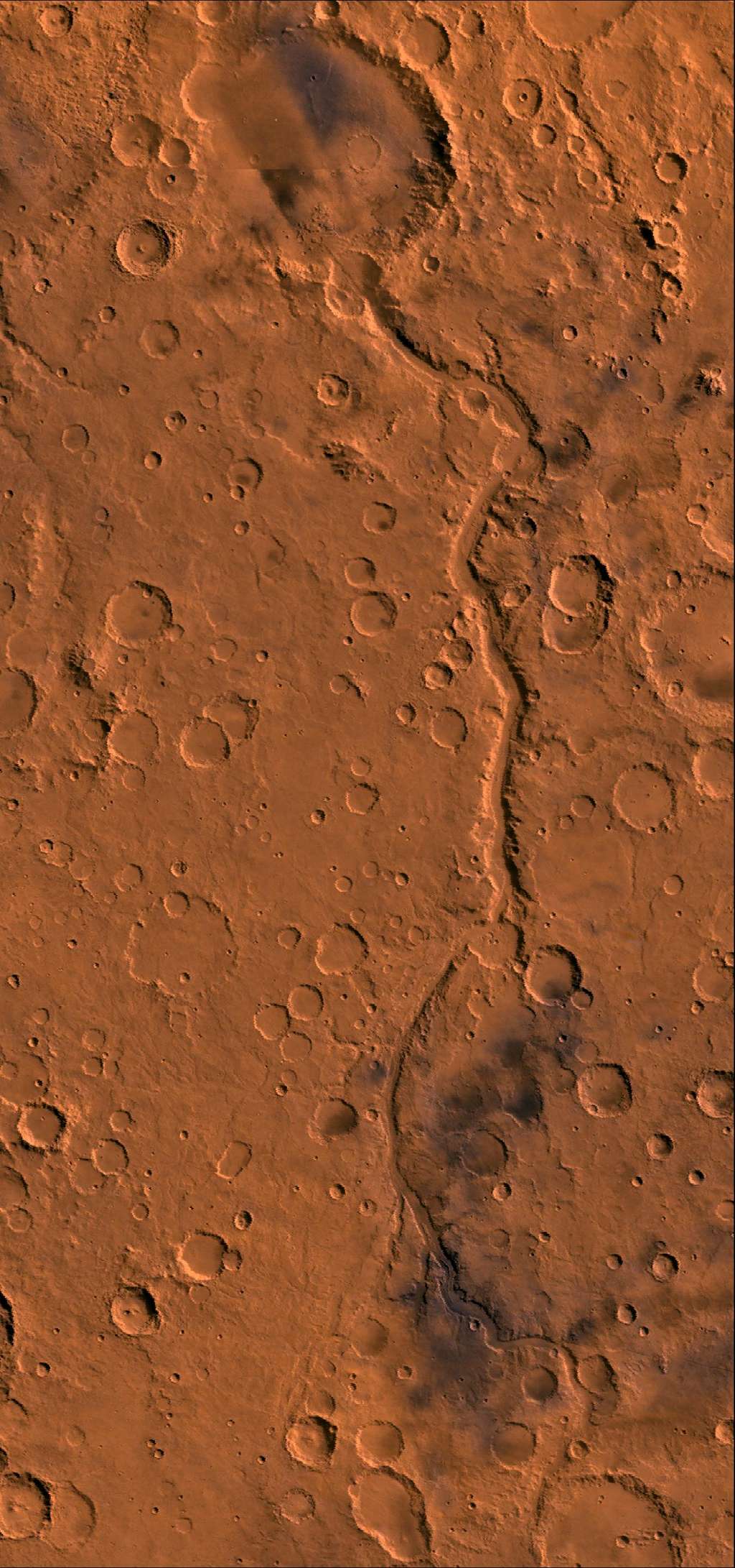 Long de plus de 800 km, Ma’adim Vallis est l'un des plus grands canyons de Mars après le célèbre Valles Marineris. En haut, le canyon débouche sur le cratère Gusev (166 km de diamètre) où demeure le rover Spirit. Faute d'indices tangibles, l'existence d'un ancien lac reste à confirmer. © Nasa, JPL, USGS