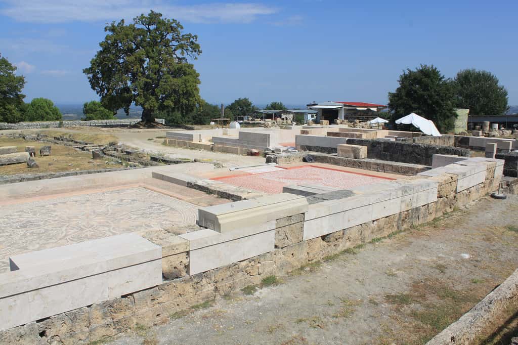 Durant les restaurations, les archéologues ont notamment reconstitué des mosaïques antiques éparpillées sur le site. © Iolchos07, <em>Wikimedia Commons, </em>CC by-sa 4.0