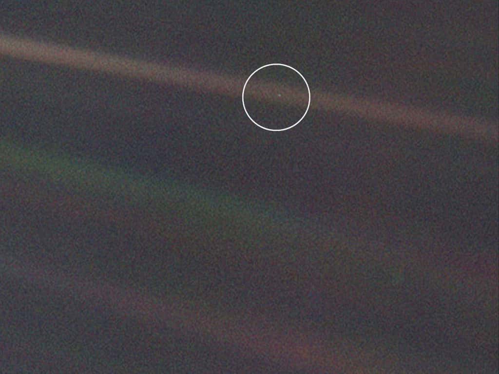 Le cliché iconique de Voyager 1 montrant la Terre vue depuis une distance de 6,4 milliards de kilomètres. Les rayures sur l'image s'expliquent par la lumière du Soleil qui s'est éparpillée à l'intérieur de la caméra. © Nasa, JPL