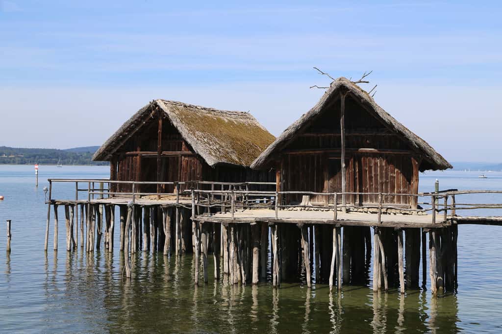 Les habitations préhistoriques du lac d'Ohrid auraient accueilli presque 500 individus, selon les archéologues. © Wikimedia Commons
