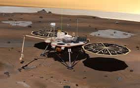Une vue d'artiste de Phoenix, posé sur le sol martien. L'engin a pu analyser le sol grâce à une pelle (à gauche) et a observé de la glace d'eau. © Nasa, JPL
