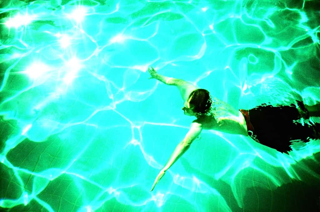 Sous l’effet de la chaleur et des rayons ultraviolets, les algues prolifèrent dans les piscines. © Laura Thorne, Flickr CC BY-NC-ND 2.0
