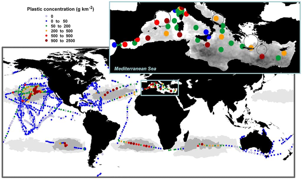 Concentrations des déchets en plastique dans les eaux de surface à l'échelle mondiale avec un zoom sur la mer Méditerranée. Chaque point de couleur indique une concentration, en grammes de déchets par kilomètre carré. © Cozar <em>et al.</em>, <em>Plastic Accumulation in the Mediterranean Sea</em>