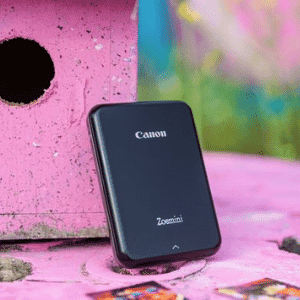 Avec un poids plume de 160 grammes, l'imprimante portable Zoemini de Canon est idéale pour les voyages. © Canon