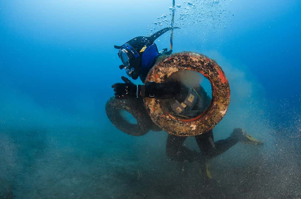 Des plongeurs assemblent des colliers de pneus pour les remonter à la surface, entre Cannes et le cap d'Antibes. © Greg Lecoeur / Agence française pour la biodiversité