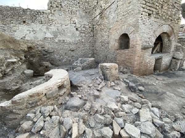Les ruines de la boulangerie-prison explorée dans la <em>Regio IX</em> de Pompéi. © Parc archéologique de Pompéi