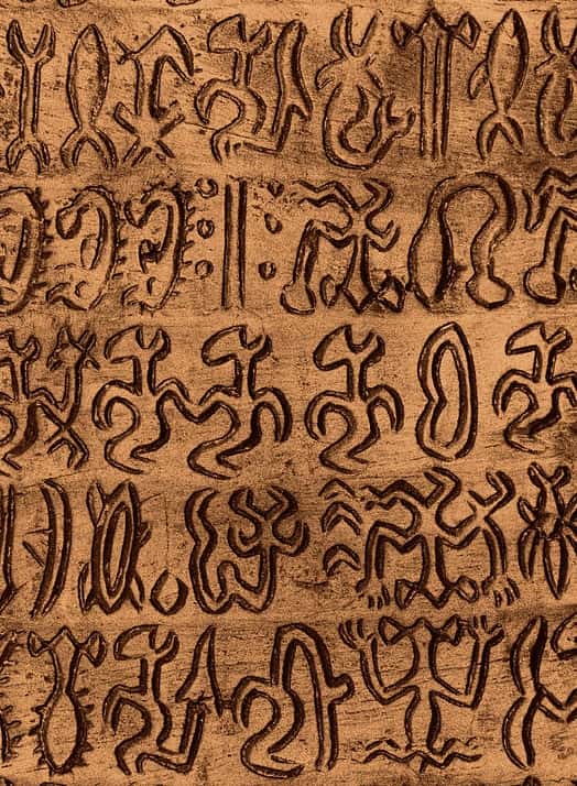 Le verso de la tablette de Santiago permet d'admirer les glyphes rongorongo... Et d'en constater la complexité ! © Sebastian Englert