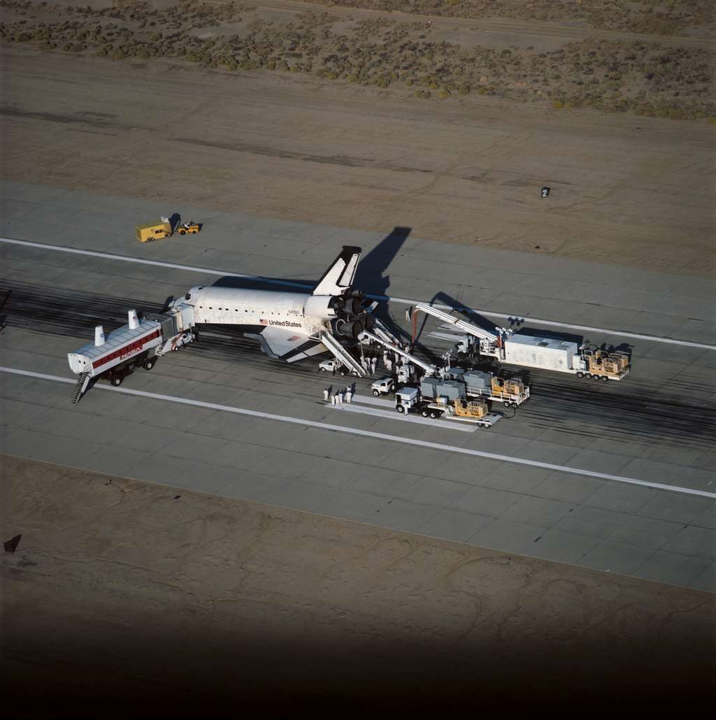 Inspection de la navette Columbia une heure après son atterrissage sur la piste d'Edwards, signifiant la fin de la mission STS 58, le premier vol de Bill McArthur. © Nasa, WikiArchives