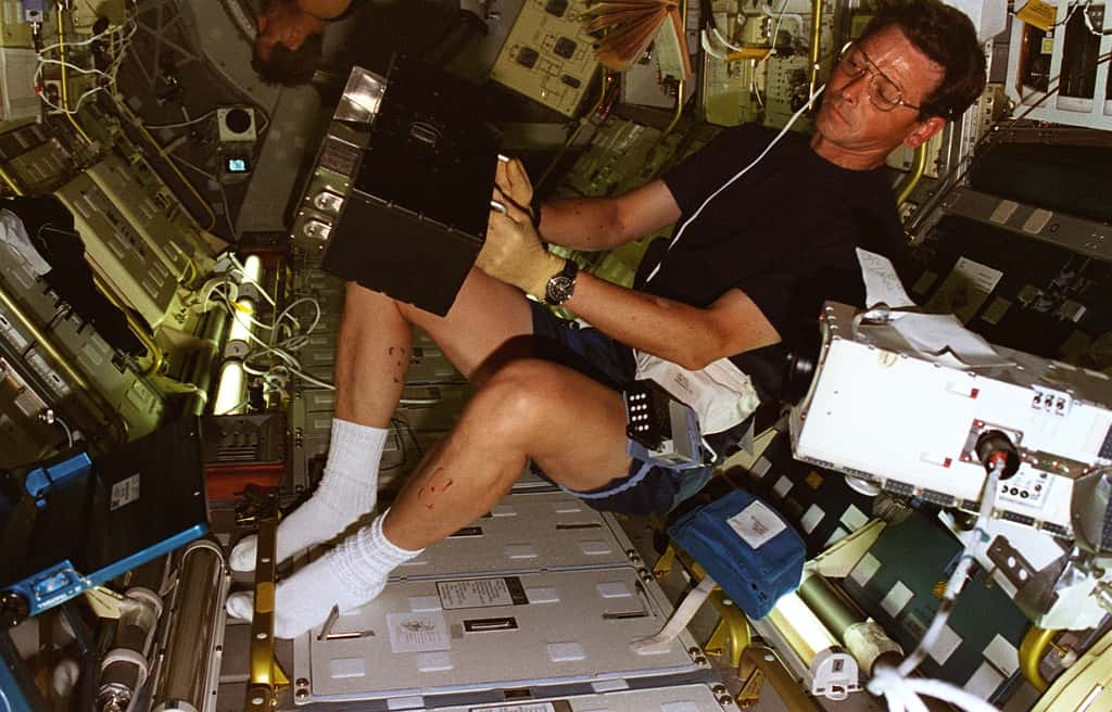 Jean-Jacques Favier en train de manipuler un container de test dans le module européen Spacelab, greffé à la Navette Columbia pour la mission STS-78. © Nasa