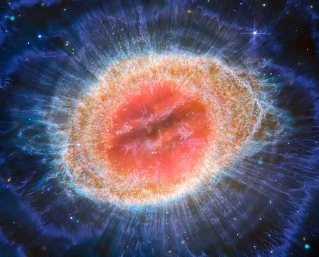 La nébuleuse de la Lyre rayonne de nouvelles couleurs… Et permet aux astronomes d'en apprendre plus sur sa structure. © Mike Barlow, Nasa, JPL, Nick Cox