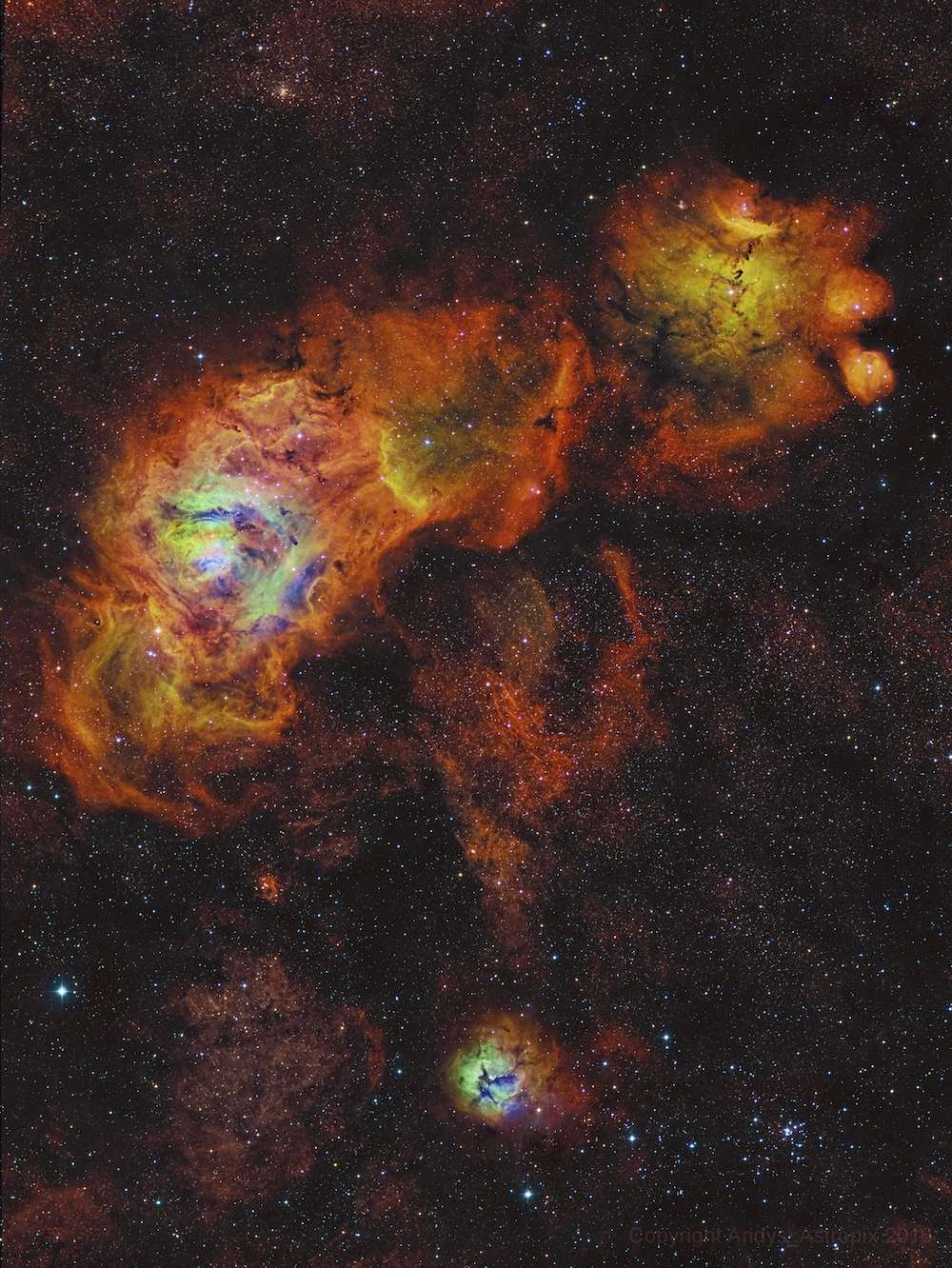 Les fleurs du Sagittaire : en haut à gauche, la nébuleuse de la Lagune (M 8), à droite, NGC 6559, et en bas, la nébuleuse Trifide (M 20) en bas. © Andrew Campbell