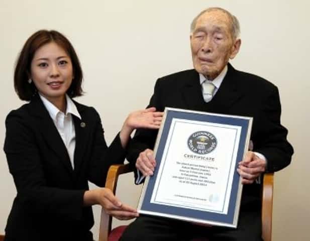 Sakari Momoi, âgé de 111 ans, est actuellement l’homme le plus vieux du monde. Le 20 août 2014, il reçevait le Guiness World Record. © AFP photo, <em>Japan Pool via Jiji Press</em>