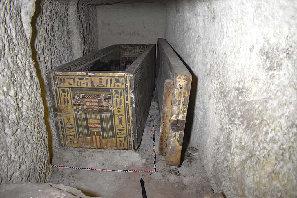 Le sarcophage retrouvé dans une chambre funéraire d’Assiout se révèle particulièrement massif. © Ministère du Tourisme et des Antiquités égyptien 