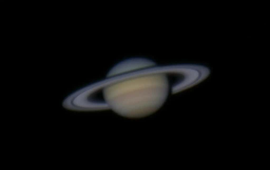 Grâce à un bon télescope, Saturne peut apparaître particulièrement détaillé depuis la Terre. © Jeff Barton, Josh Walawender, Nasa