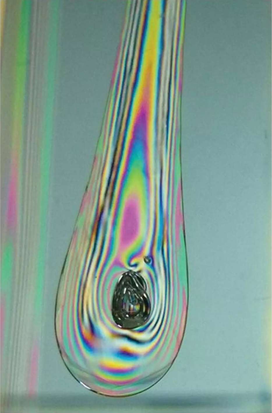 L'analyse de la structure de la larme batavique grâce à la lumière polarisée permet enfin de lever le voile sur un mystère vieux de quatre siècles. © Srinivasan Chandrasekar et al., <em>Purdue University</em>