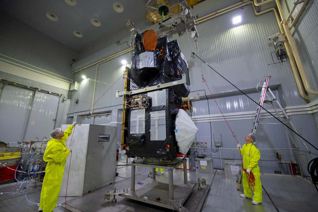 Préparation de Sentinel 3B en vue de son installation dans le lanceur Rockot. © S. Corvaja, ESA