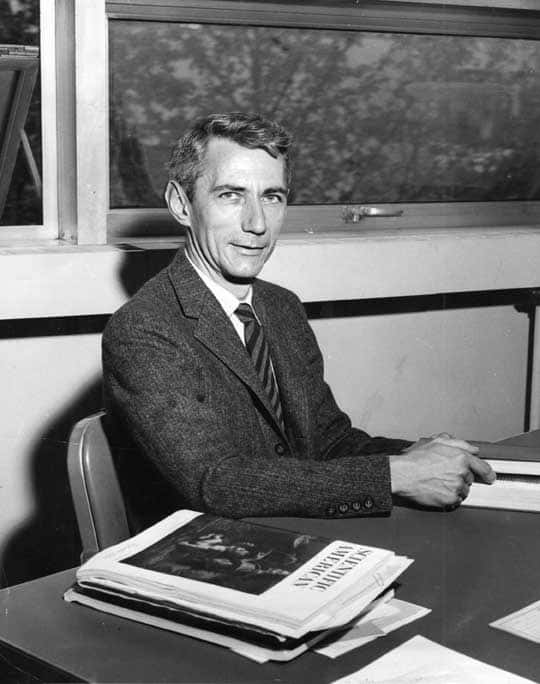 Claude Shannon (1916-2001) est un ingénieur en génie électrique et mathématicien américain. Il est l'un des pères fondateurs de la théorie de l'information qu’il développa largement du fait de ses travaux en cryptographie pendant la seconde guerre mondiale. Il était chargé de localiser de manière automatique dans le code ennemi les parties signifiantes cachées au milieu du brouillage. Il rencontra à ce moment Alan Turing, qui travaillait lui aussi sur la cryptographie. Ses découvertes furent exposées durant la période d'après-guerre dans un célèbre article, <em>A Mathematical Theory of Communications</em> (1948). On doit à Shannon la mise en évidence d’un lien très profond entre la notion d’entropie et celle d’information, ce qui a conduit aux méthodes dites « d'entropie maximale » utilisées notamment pour faire de la reconnaissance automatique des caractères, de l'apprentissage automatique et qui sont aussi employées dans le cadre de l’imagerie médicale. © <em>MIT museum</em>