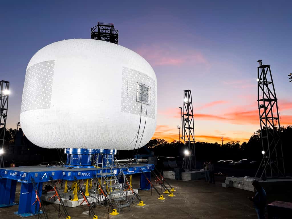 Le prototype du module Life, avant de débuter le test. Il mesure plus de six mètres de haut (20 pieds). © Sierra Space