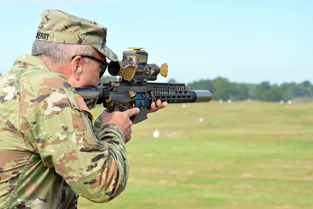 Le XM7 de Sig Sauer, ici testé sur la base de Fort Campbell, est un changement majeur pour l’armée américaine, délaissant le 5,56 pour des munitions de calibre 6,8. © Reddit, ClarksvilleNow