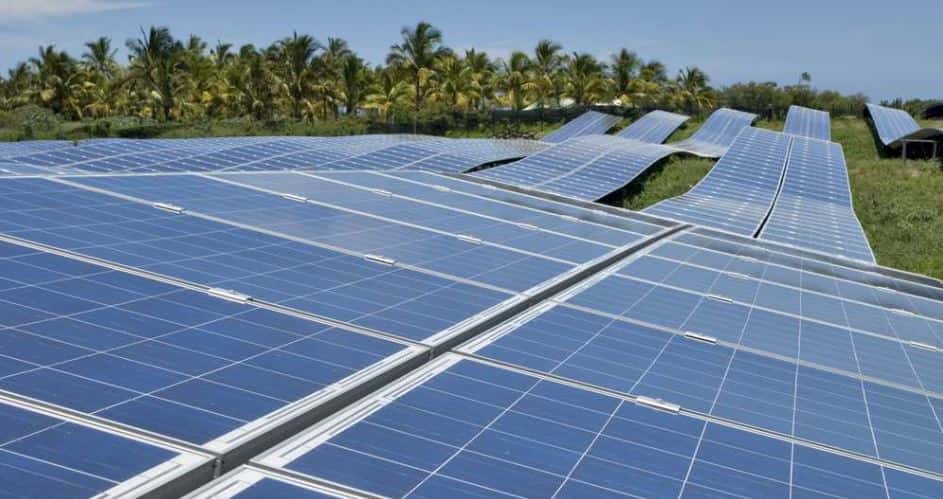 Sur l'île de La Réunion, le photovoltaïque au sol a appris à cohabiter avec les terres agricoles, rares et précieuses sur ce petit territoire. © Akuo Energy