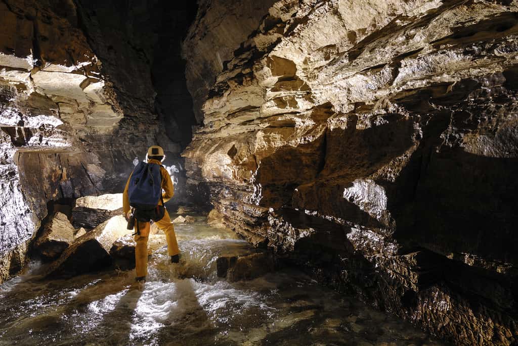 La spéléologie se pratique la plupart du temps dans des grottes karstiques. © PIXATERRA, Fotolia