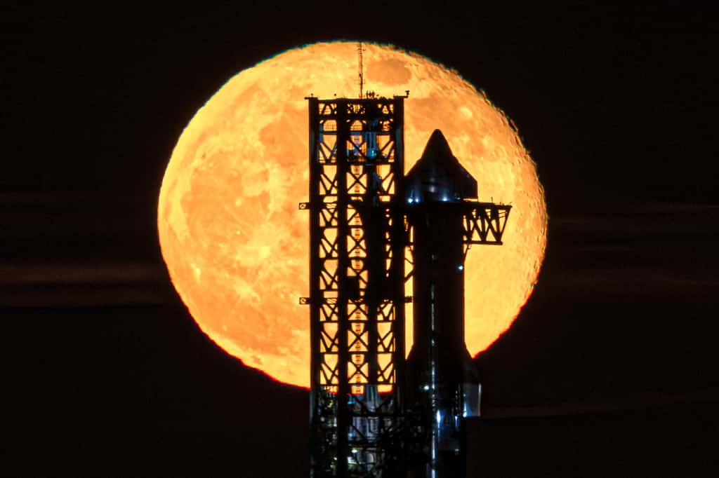 La pleine Lune éclipsée par le Starship. Le méga-lanceur doit y déposer les astronautes de la Nasa fin 2026 selon le calendrier officiel de la Nasa. Il faudra bien 400 vols avant de lui faire 100 % confiance ! © John Kraus