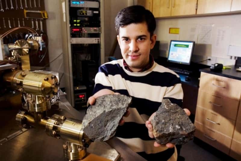 Sujoy Mukhopadhyay tenant deux échantillons de basaltes provenant d'Hawaï. Il étudie la composition chimique et les isotopes contenus dans de telles laves avec un spectromètre de masse. © <em>The President and Fellows of Harvard College</em>, 2014