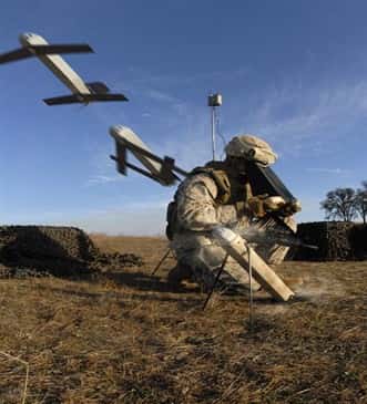 Lancement d'un drone kamikaze Switchblade 300 par un soldat américain. © <em>US Army</em>