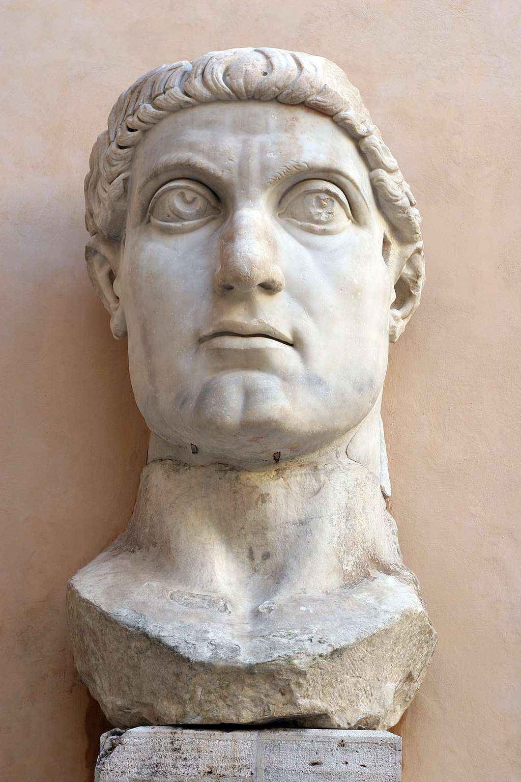 Le tête de Constantin le Grand issue de la statue colossale originale et préservée par les Musées Capitolins de Rome. © CC BY-SA 2.0, Camille King, Wikimedia Commons