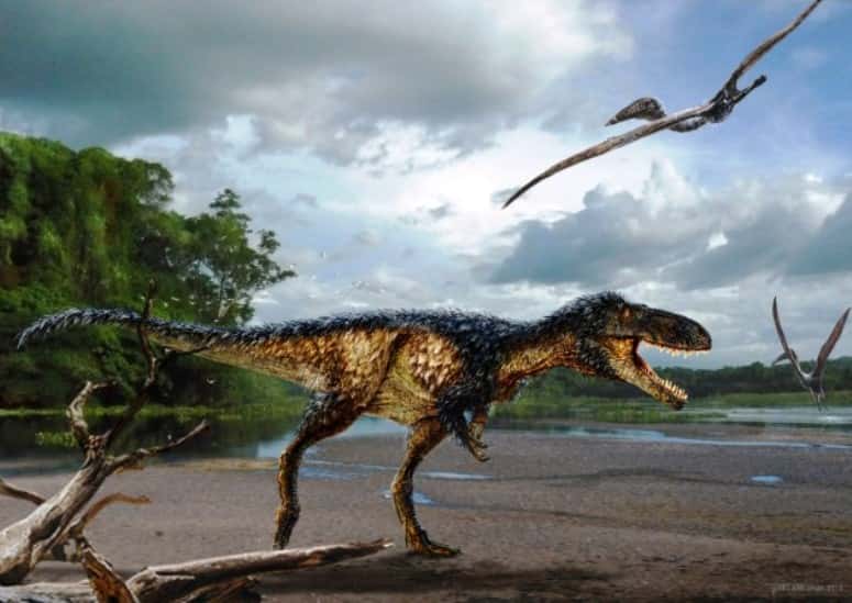 Une image d'artiste de l'aspect probable de<em> Timurlengia euotica</em> dans son environnement il y a environ 90 millions d'années. Des reptiles volants, qui n'étaient pas des dinosaures, tel <em>Azhdarcho longicollis</em>, volent autour de lui. © Todd Marshall