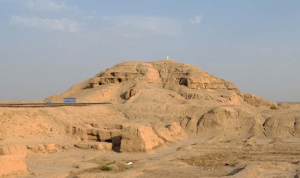 Le Temple Blanc d’Uruk, considéré comme précurseur aux ziggurats, est situé au centre de la cité mésopotamienne. © CC BY-SA 2.0, Wikimedia