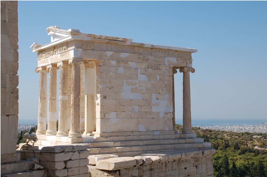Le temple d'Athéna Nikè a été érigé en l’honneur de la déesse de la victoire. En effet, <em>nikè</em> signifie « victoire » en grec ancien. © Dimboukas, <em>Wikimedia Commons</em>, CC by-sa 3.0