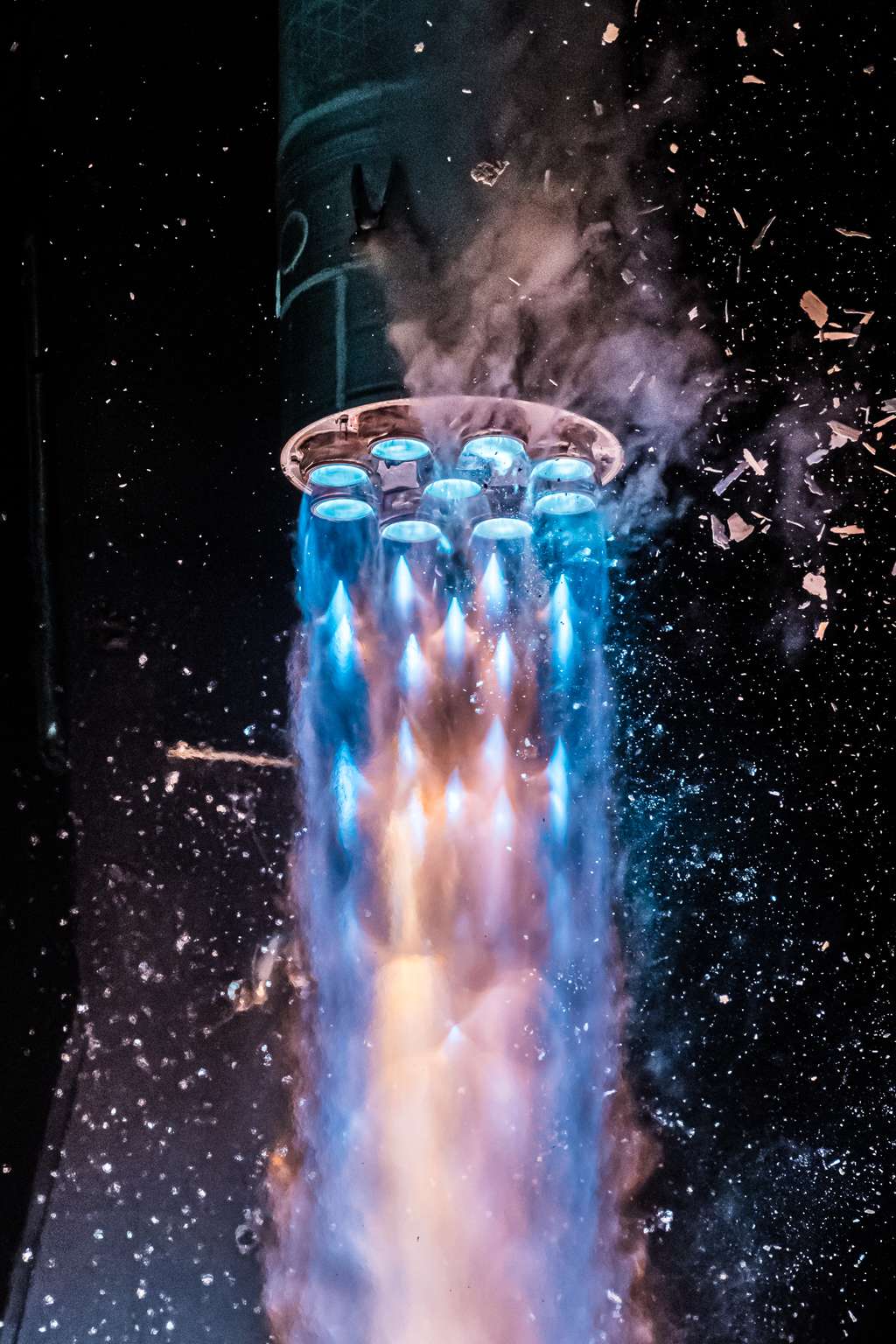 Autre image magnifique de la flamme au décollage. L'étage principal est propulsé par 9 moteurs Aeon-1 identiques. © John Kraus