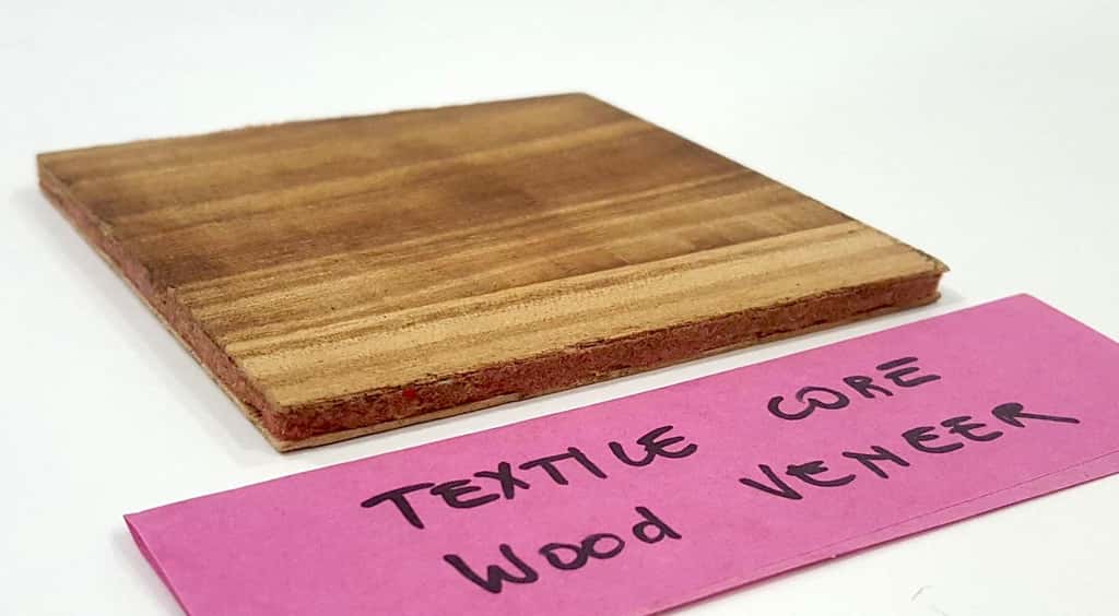 On dirait du bois aggloméré… Mais ce carreau a été réalisé en tissu déchiqueté et moulé. © Veena Sahajwalla