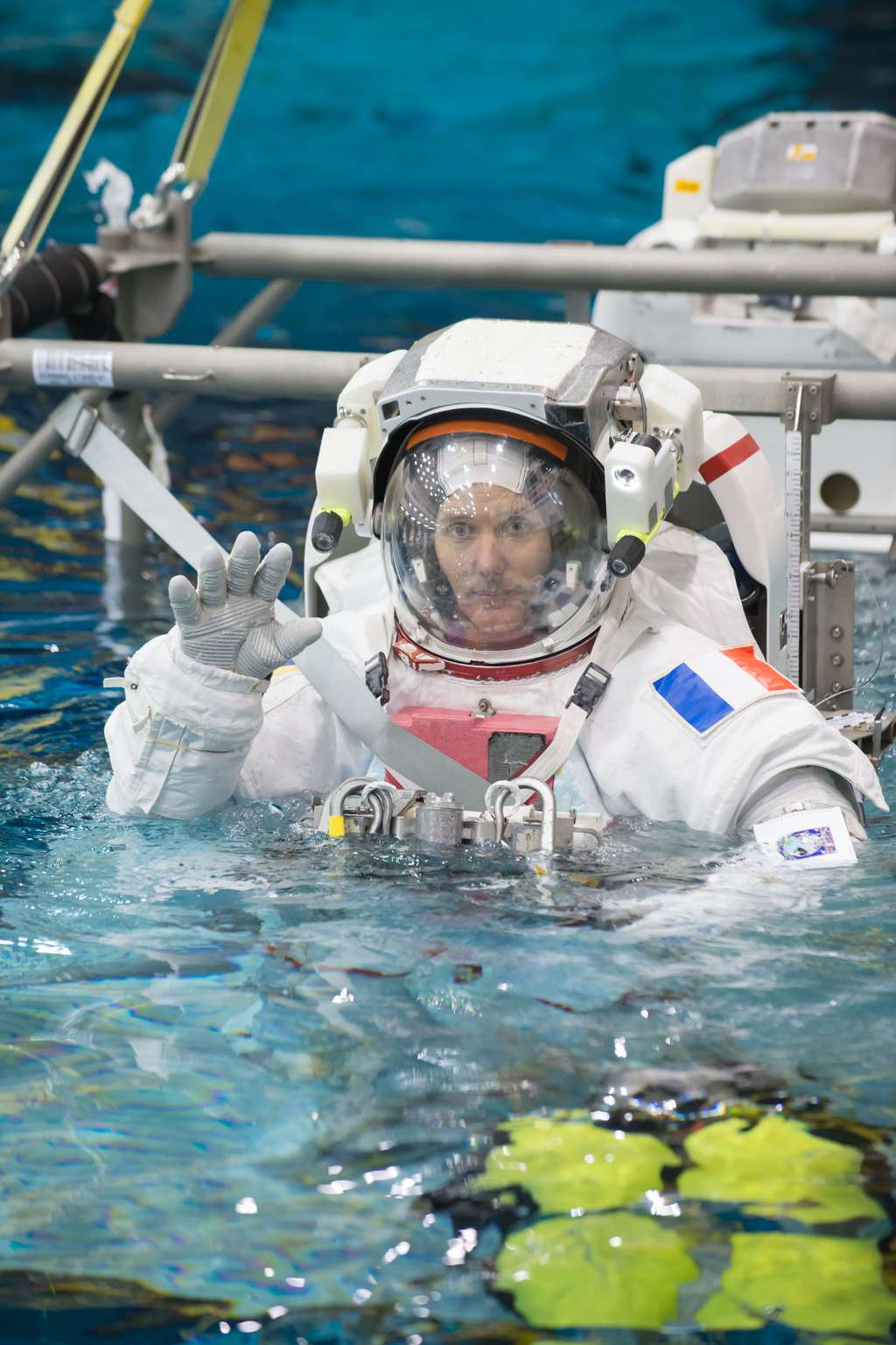 Thomas Pesquet à l'entraînement. La piscine est un passage obligé pour les astronautes qui y retrouvent des conditions proches de l'espace et de l'absence de pesanteur lors d'une EVA (sortie extravéhiculaire). Mais décider si, là-haut, ils sortiront ou non dans l'espace n'est pas de leur ressort. Même si une EVA n'est pas prévue durant leur séjour dans l'ISS, ils doivent s'y préparer pour être capable d'effectuer une réparation à l'extérieur. © Upside Télévision