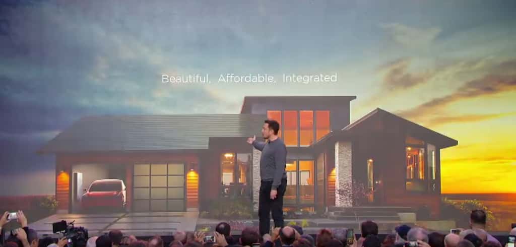Elon Musk présentant le toit solaire et la batterie Powerwall 2 le 28 octobre 2016. © Tesla