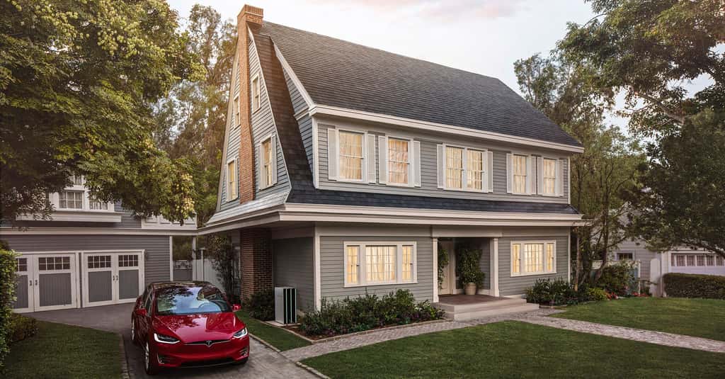 Un toit solaire Tesla installé sur une maison aux États-Unis. © Tesla
