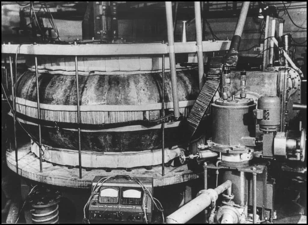 Le premier tokamak au monde était la machine russe T1 de l'institut Kourtchatov de Moscou (à l’image). Ses successeurs ont permis de beaucoup progresser dans la connaissance et la maîtrise de la stabilité des plasmas. © <em>Iter Organization</em>