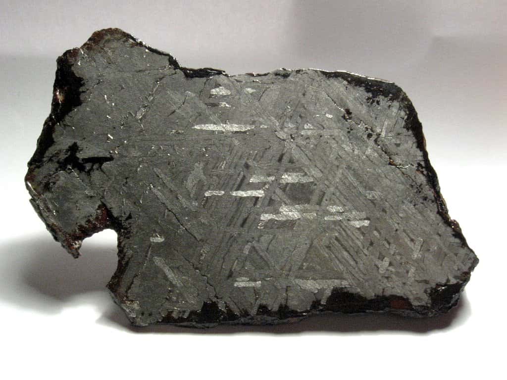 Un morceau de 500 grammes de la météorite ferreuse de Toluca permet d'observer les figures de Widmanstätten à sa surface. © H. Raab, CC by-sa 3.0