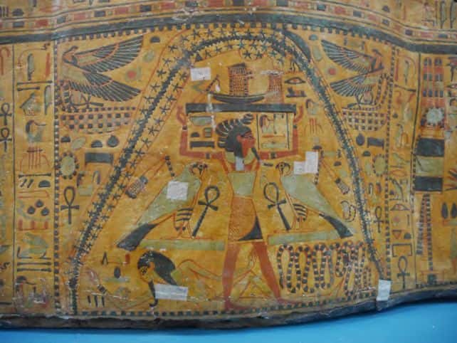 Le sarcophage de Nesitaudjatakhet, épouse du grand prêtre Amon Sheshonq, présentait la déesse Nout au centre d’un ensemble de symboles renvoyant à l’astronomie. © Or Graur